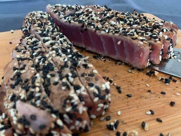 doorgesneden tonijn steak met sesamkorst