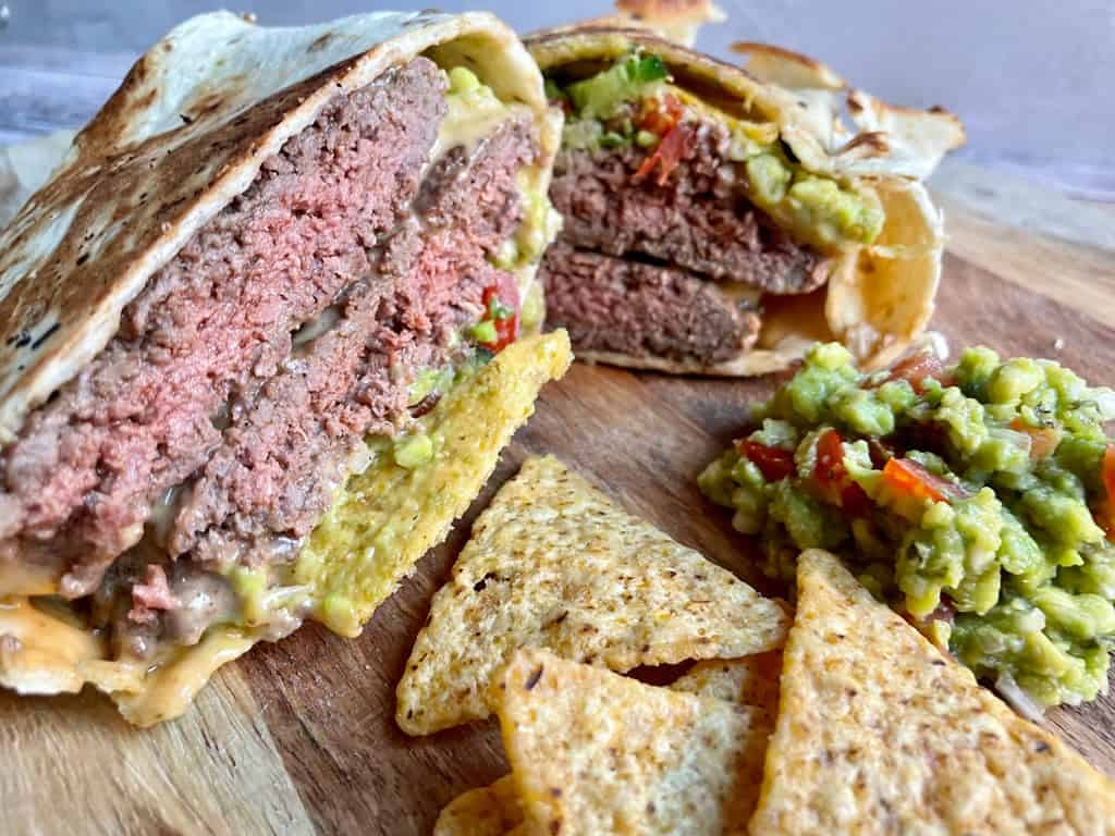 doorgsneden mexicaanse burger in een wrap