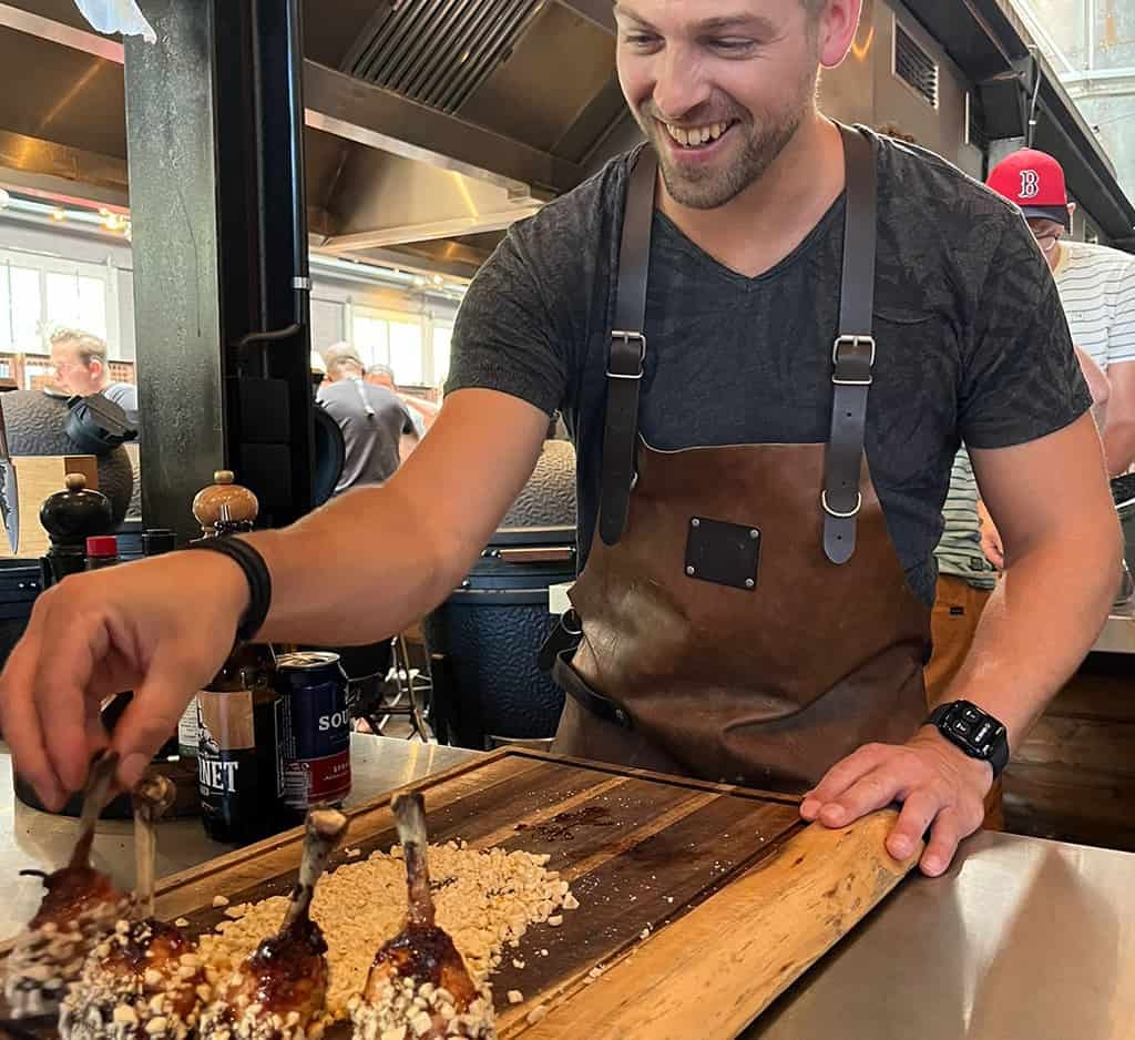 Rogier is chicken lollipops aan het maken bij een Smokey Goodness workshop barbecue workshop