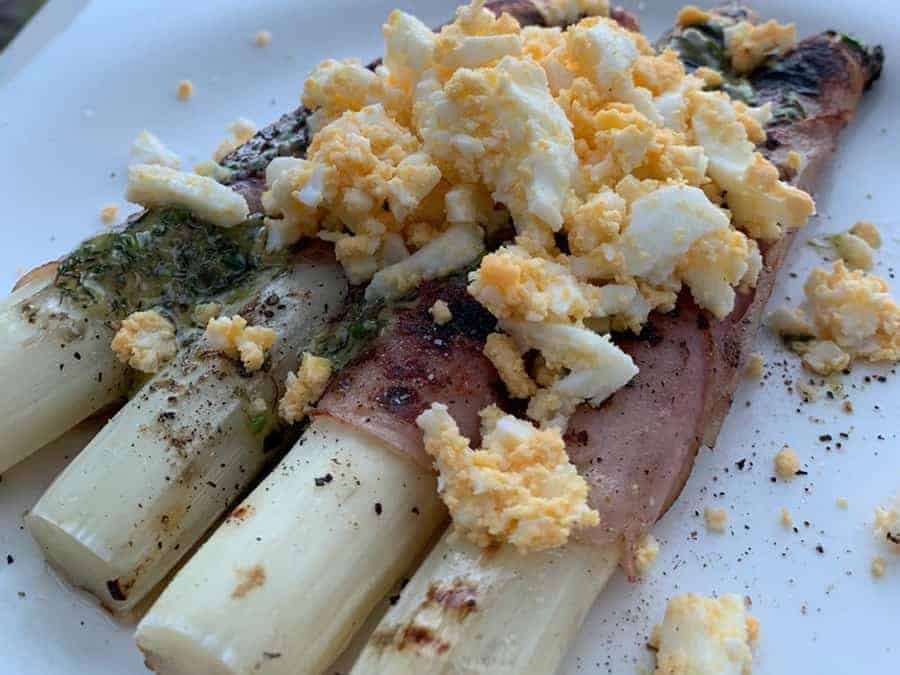 gegrilde witte asperges met spek en ei van de barbecue